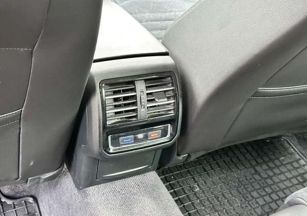 Volkswagen Passat cena 59999 przebieg: 200000, rok produkcji 2016 z Gdynia małe 596